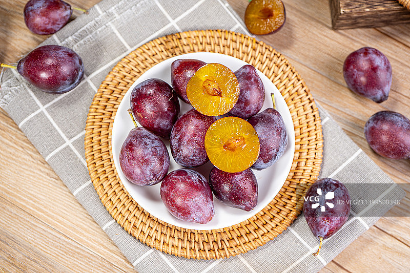 一盘新鲜的西梅图片素材