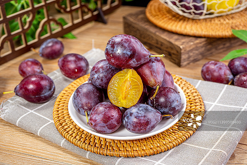 一盘新鲜的西梅图片素材