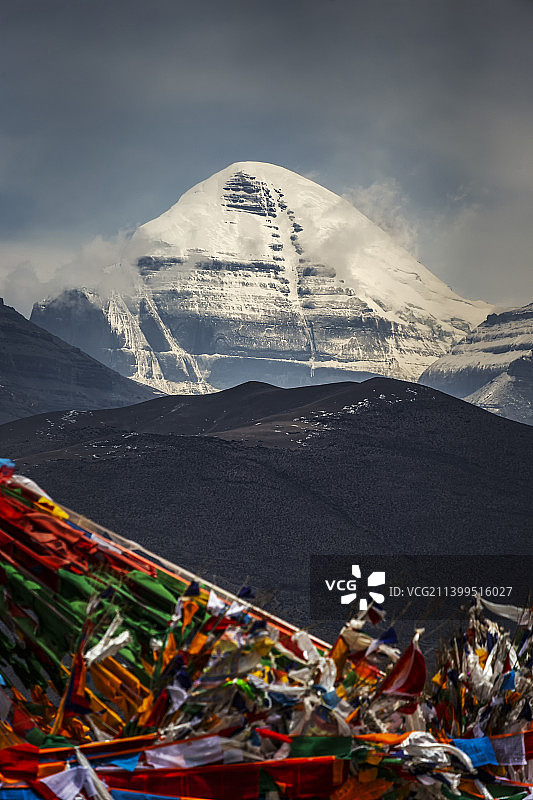 中国西藏阿里普兰县冈仁波齐峰与经幡图片素材