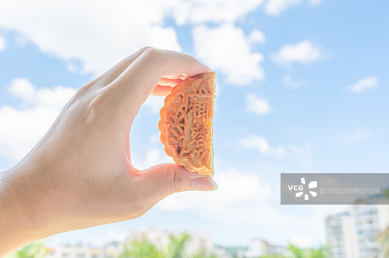 手持中秋月饼图片素材