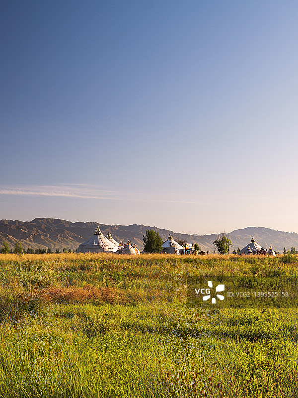 敕勒川草原的早层。蒙古包。图片素材