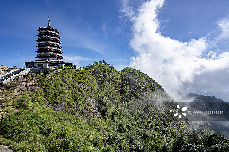 蓝天下山顶的宗教建筑万佛塔图片素材