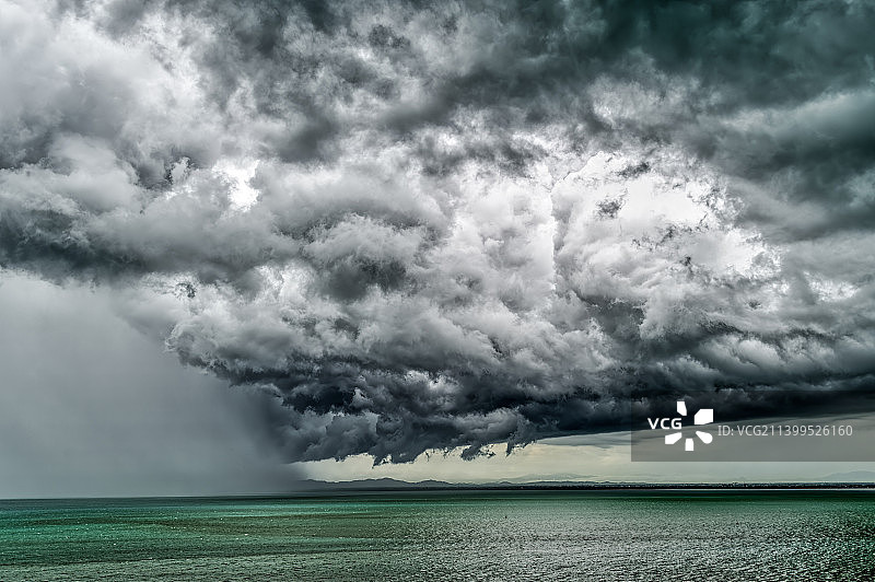 马来西亚槟城丹绒武雅的暴风云海景图片素材