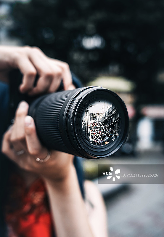 用相机拍照的女人特写图片素材