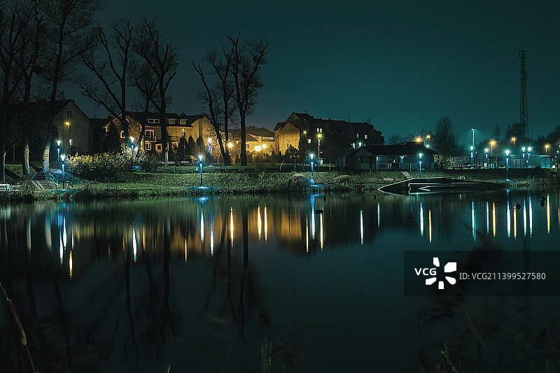 沃德纳多利纳科沙林波兰夜间灯火通明的城市景色图片素材