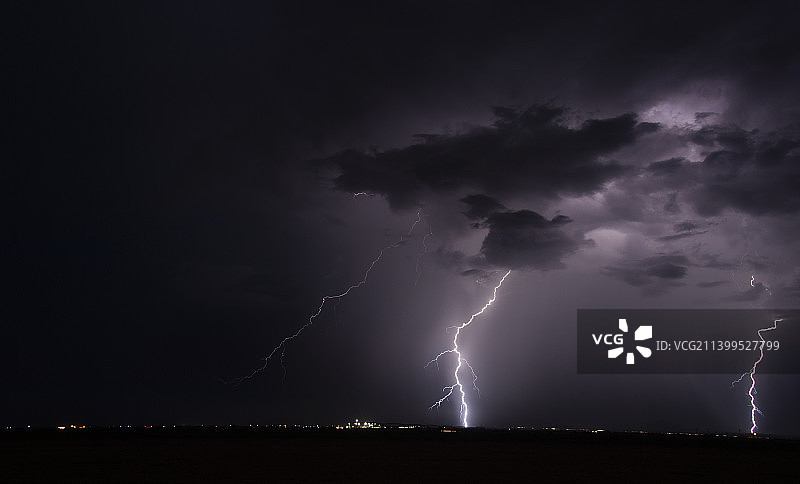 美国亚利桑那州夜空中闪电的低角度景观图片素材