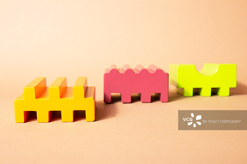 鲜艳多彩的几何形状产品展示台图片素材