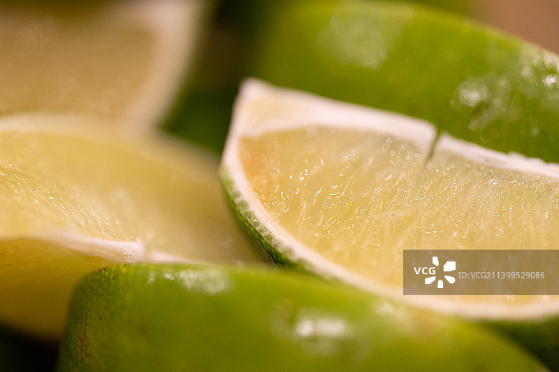 酒吧的鸡尾酒用青柠图片素材