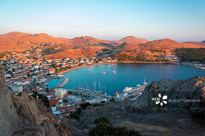 希腊米里纳湖泊和山脉的广阔视角图片素材