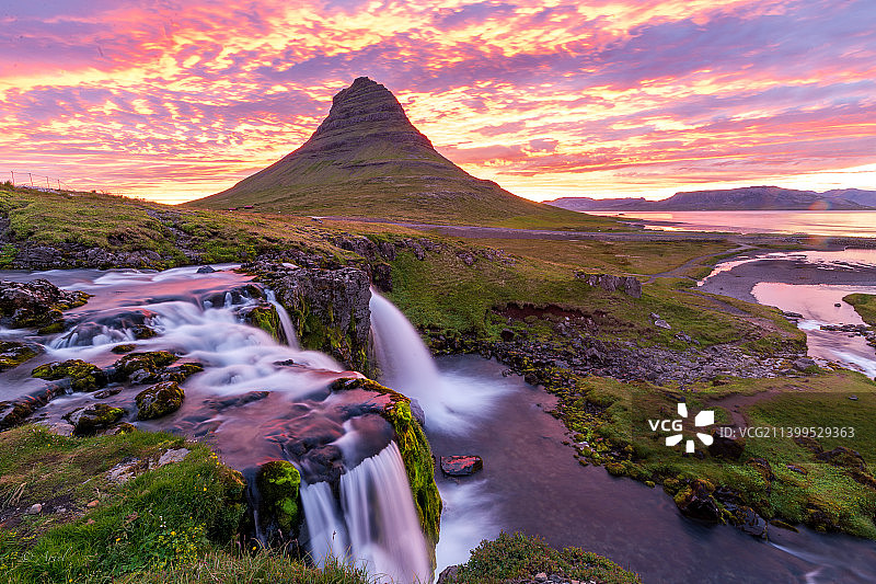 冰岛教堂山日落时分的瀑布景色图片素材