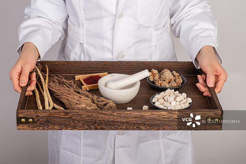 老中医在配置中药材图片素材