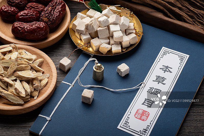 养生中药材和古代医书图片素材