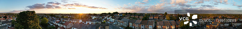 日落时分英国卢顿的住宅和街道高角度美景图片素材