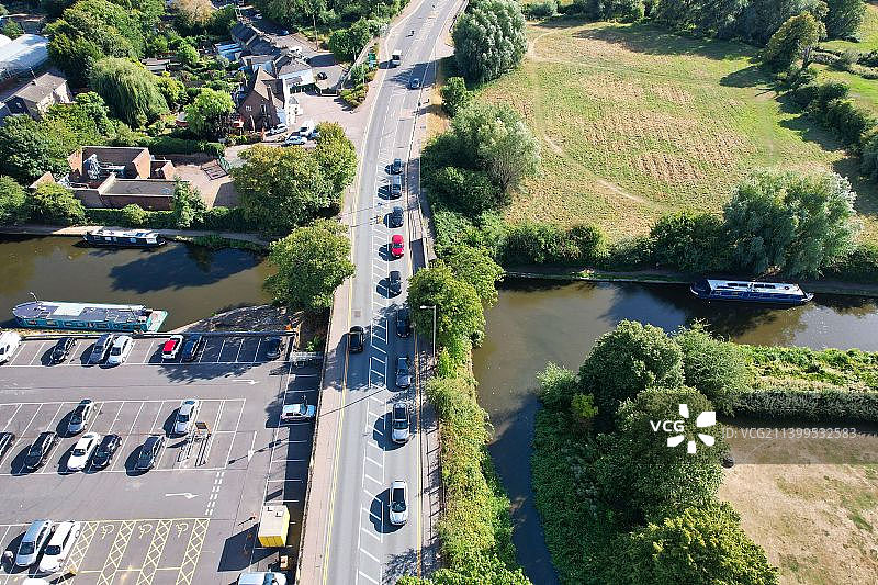 英格兰赫默尔亨普斯特德镇河边和船只鸟瞰图图片素材