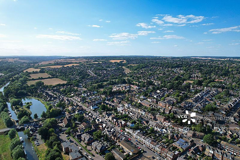 英格兰赫默尔亨普斯特德镇河边和船只鸟瞰图图片素材