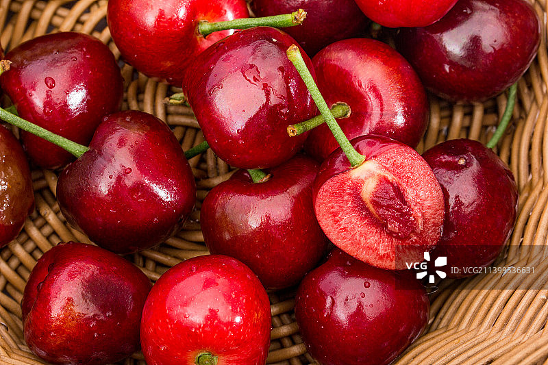 新鲜红透的樱桃图片素材