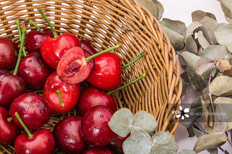 新鲜红透的樱桃图片素材