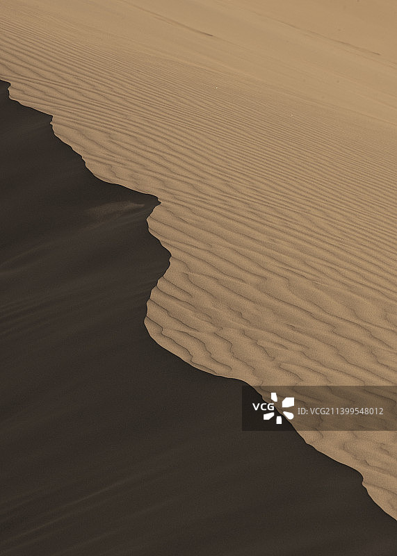 库木塔格沙漠之光影图片素材