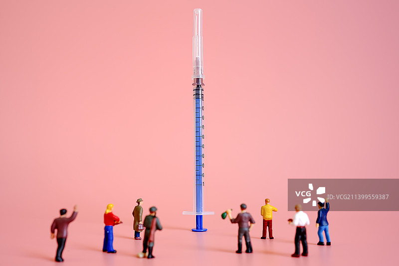 微缩模型 围观将要发射的注射器 医疗器械  治疗疾病 健康 医药图片素材