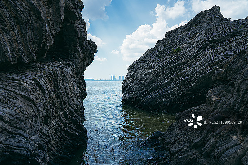 海边巨大的礁石图片素材