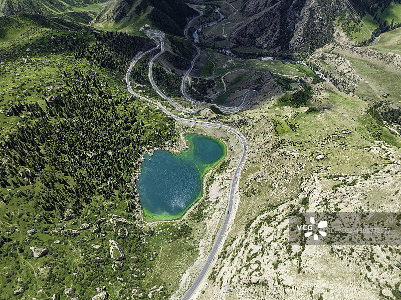 航拍新疆独库公路大龙池，小龙池图片素材