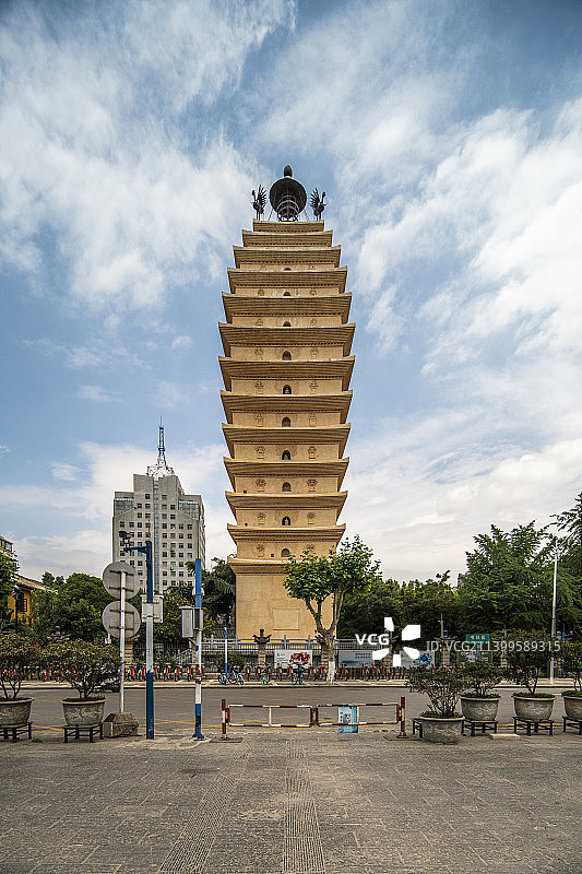 中国云南昆明东西寺塔图片素材