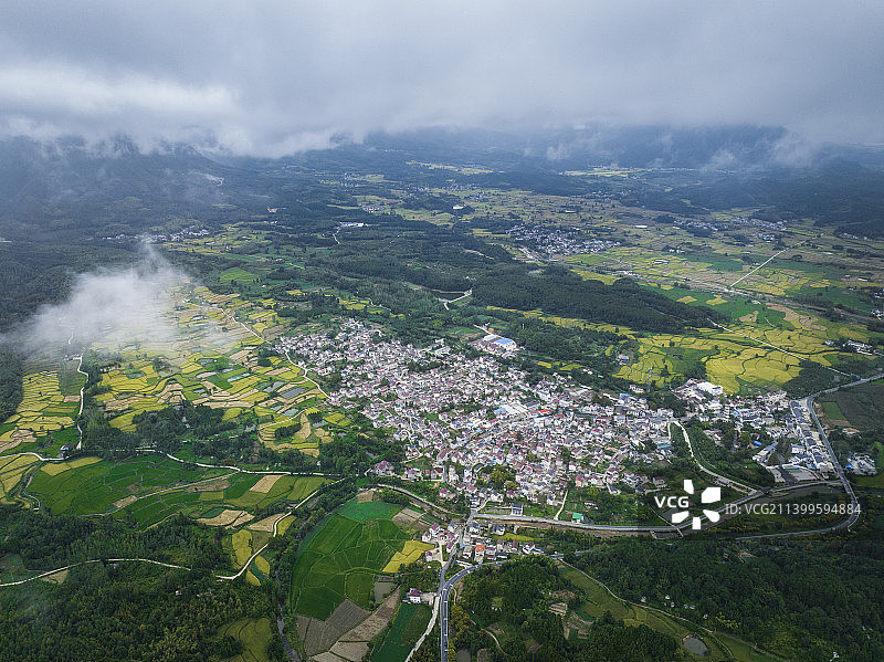 江南烟雨徽州古村落梯田田园风光图片素材