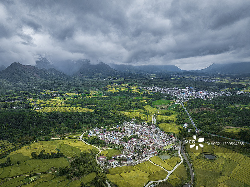 江南烟雨徽州古村落梯田田园风光图片素材