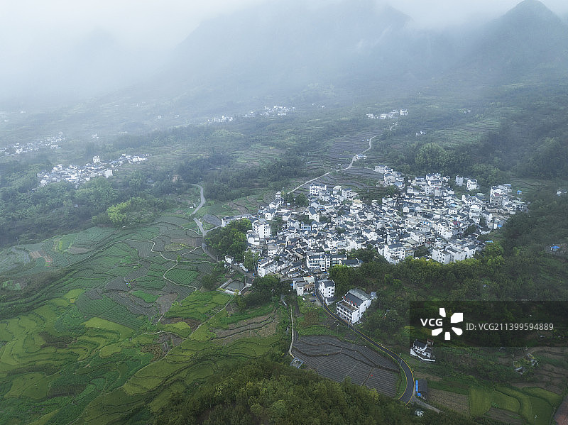江南烟雨徽州古村落梯田田园风光图片素材