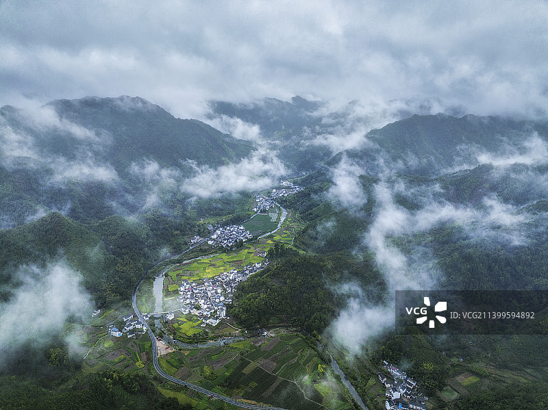 江南烟雨徽州古村落梯田田园风光图片素材