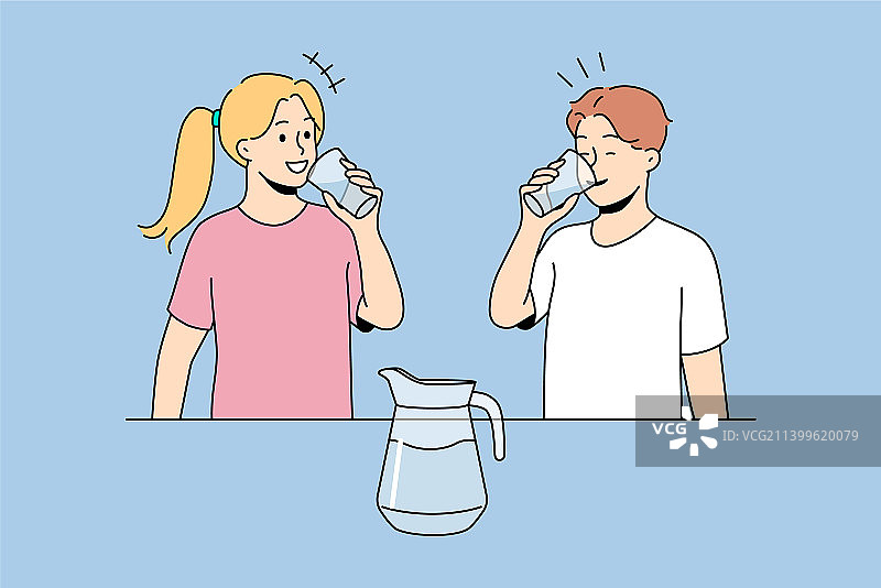 快乐的孩子们在喝水图片素材