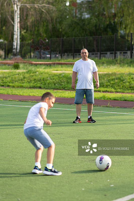 男孩和他的父亲在俄罗斯踢足球图片素材