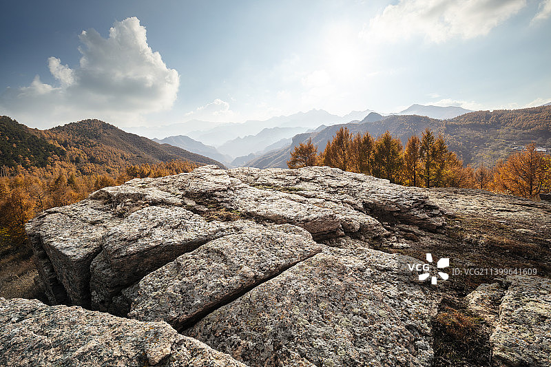 山顶岩石平台与秋季自然风光图片素材
