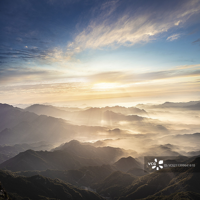 日出时朝霞与群山云雾图片素材