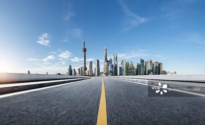 城市建筑天空背景汽车广告背景图图片素材