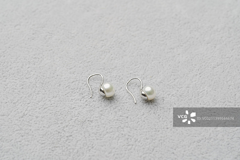 铂金珍珠耳钉图片素材