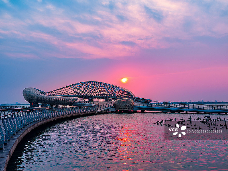 江苏苏州吴江太湖湾阅湖台日落晚霞长曝光风景图片素材