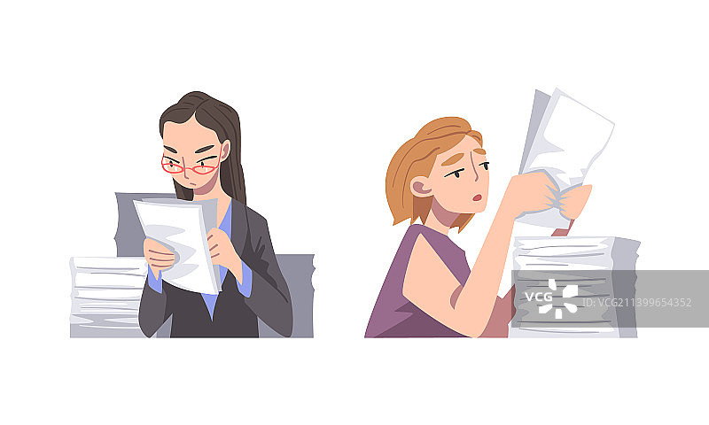 工作过载的女商人坐在堆满东西的桌子旁图片素材
