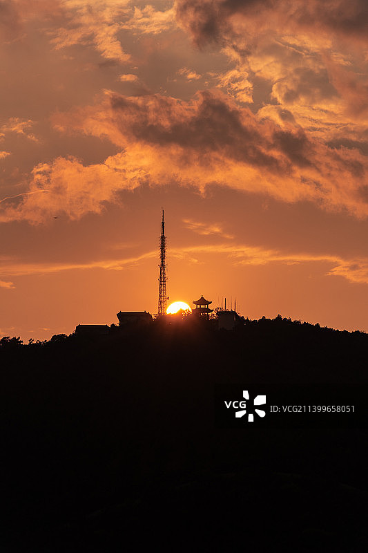 日落太阳与山体剪影图片素材