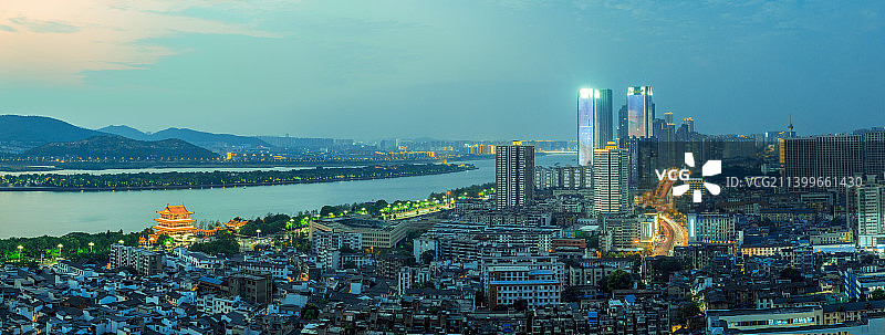 长沙橘子洲#岳麓山#杜甫江阁#湘江风光带#滨江建筑群高视觉夜景宽幅图图片素材