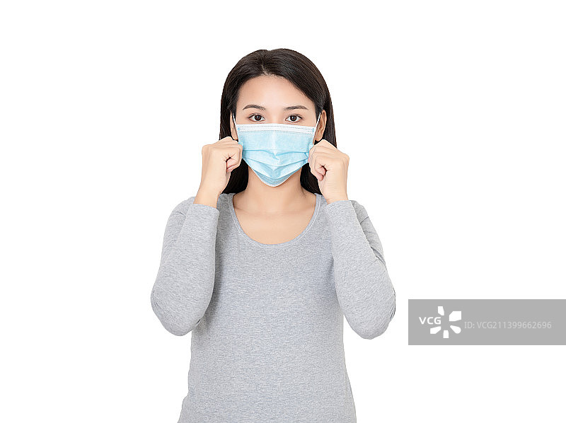白色背景前一个戴口罩的年轻女性图片素材