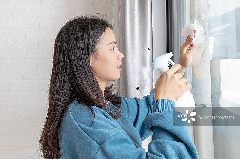 中国女性在家搞卫生擦玻璃窗图片素材