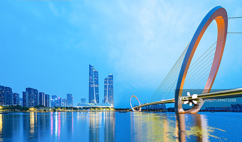 南京之眼步行桥夜景图片素材