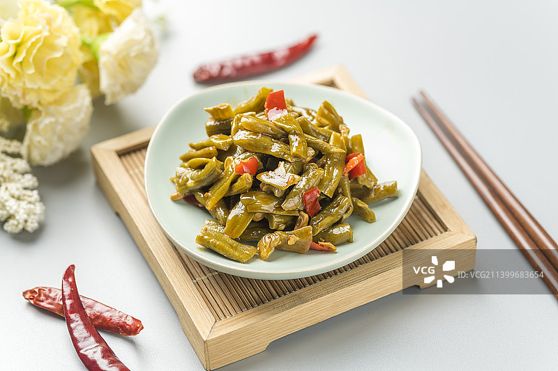 一盘红油豇豆与鲜豇豆干辣椒特写图片素材