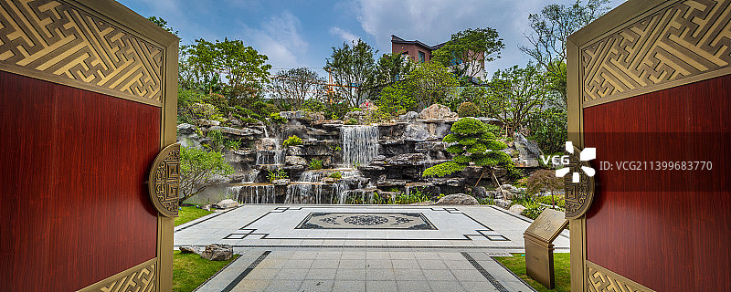 别墅园林敞开的红色大门图片素材