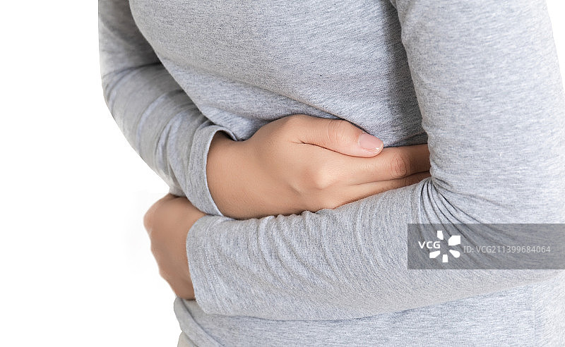 白色背景前一名腹痛的年轻女性图片素材