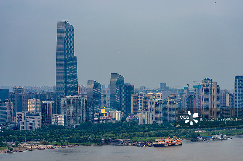 湖北省武汉市地标建筑中信泰富大厦与知音号邮轮夏季夜景户外风光高视角图片素材