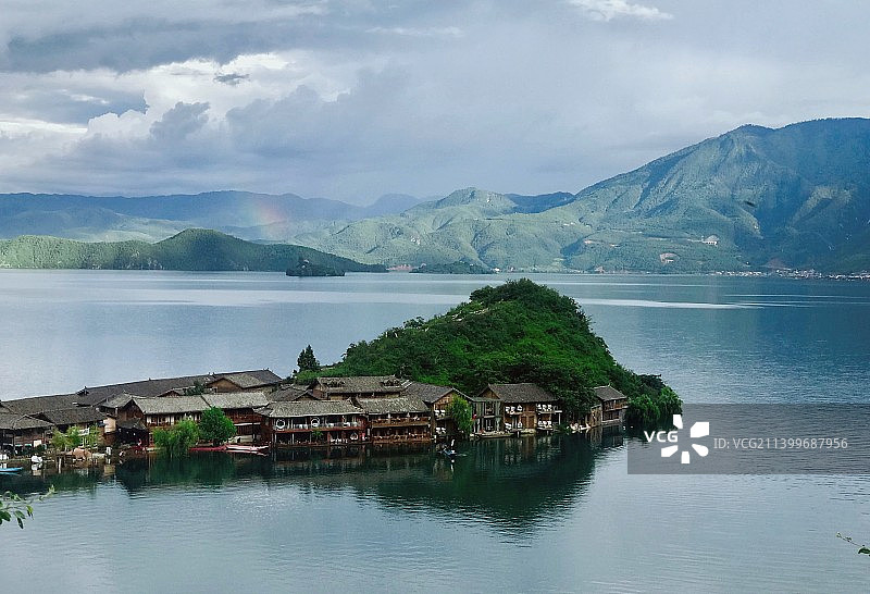 泸沽湖的山水人家图片素材