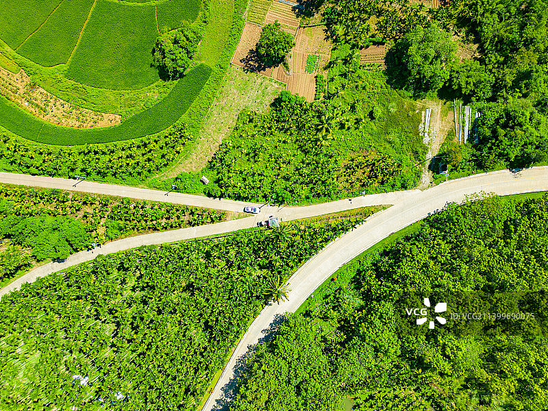 高视角下的乡村三叉路口图片素材