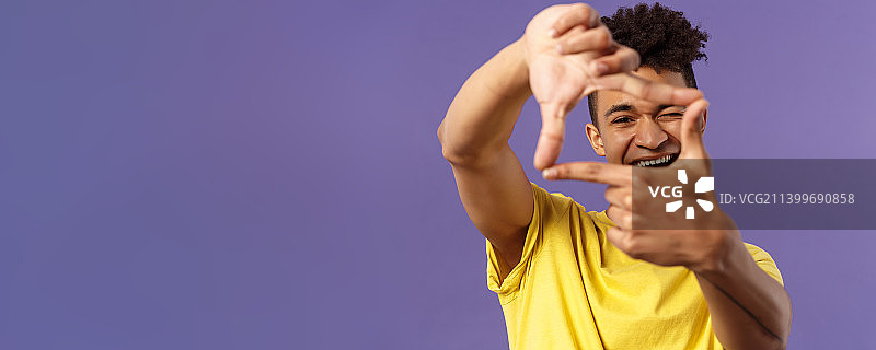 富有创意的年轻摄影师特写图片素材